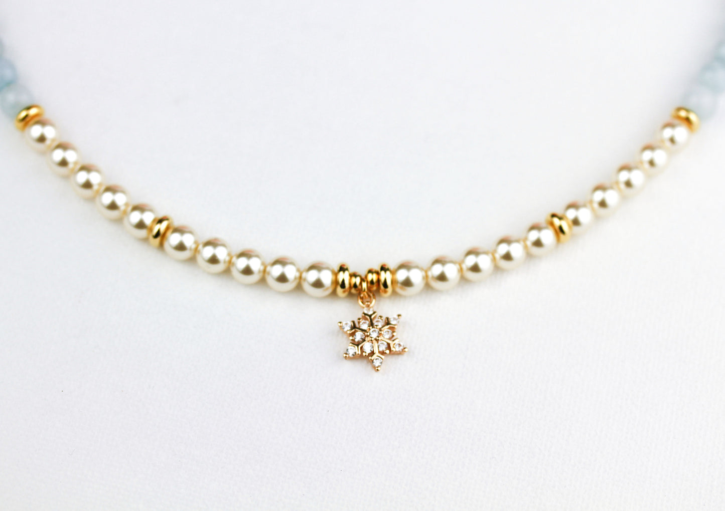 Aquamarin Perlenhalskette mit Schneeflocken-Anhänger – Handgefertigter Natursteinschmuck