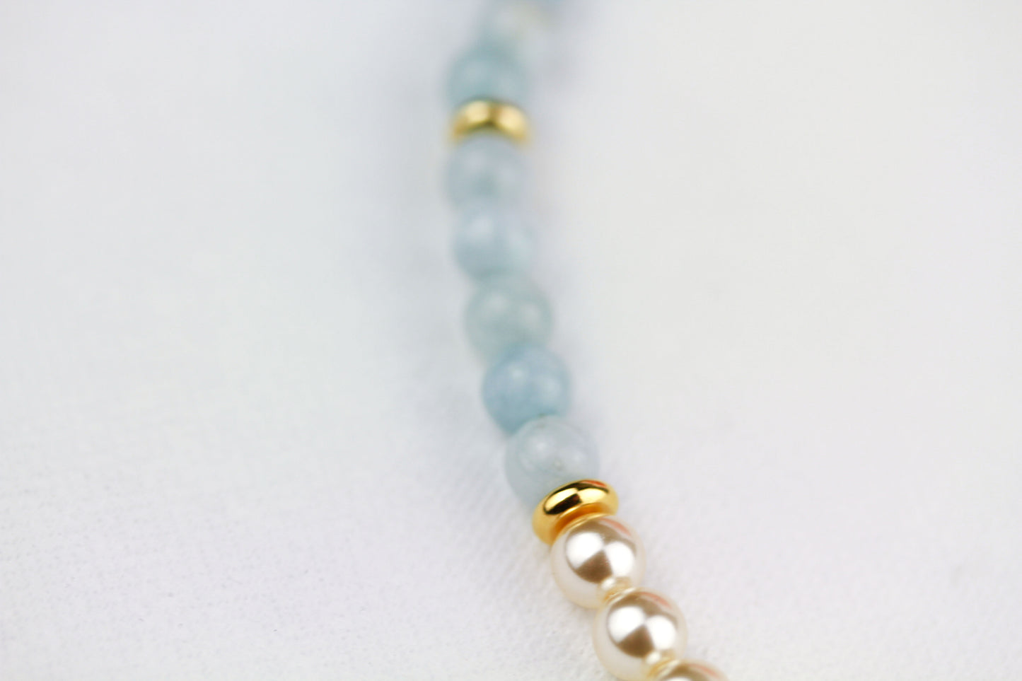 Aquamarin Perlenhalskette mit Schneeflocken-Anhänger – Handgefertigter Natursteinschmuck