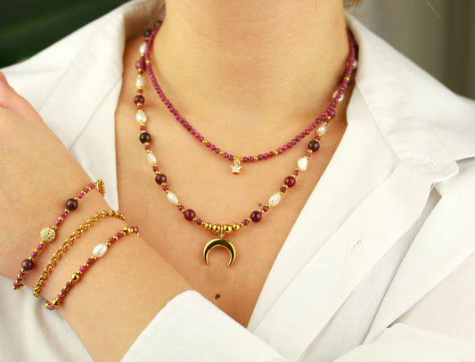 Garnet & Süßwasserperlen Schmuckset mit Mondanhänger – Handgefertigt