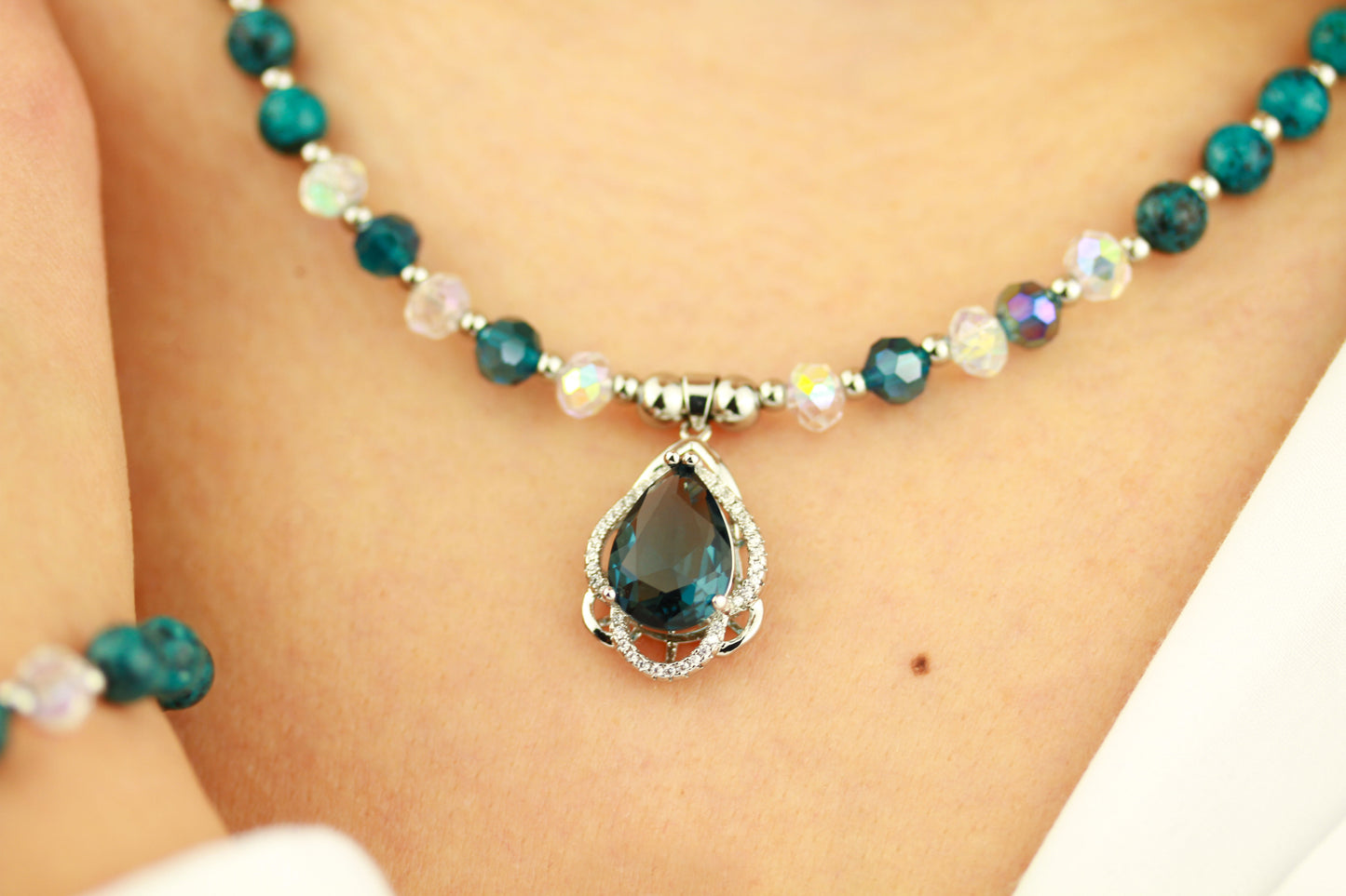 Türkis-Blaue Perlenkette & Armband – Handgefertigtes Schmuckset