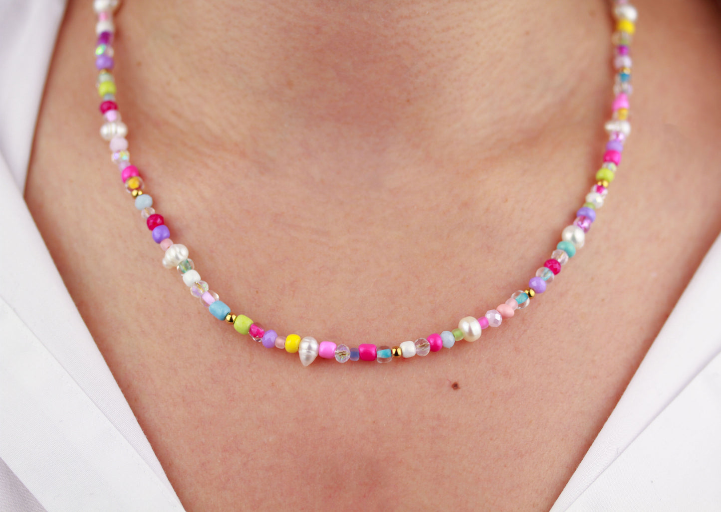 Bunte Perlenkette mit Süßwasserperlen – Handgefertigte Perlenhalskette