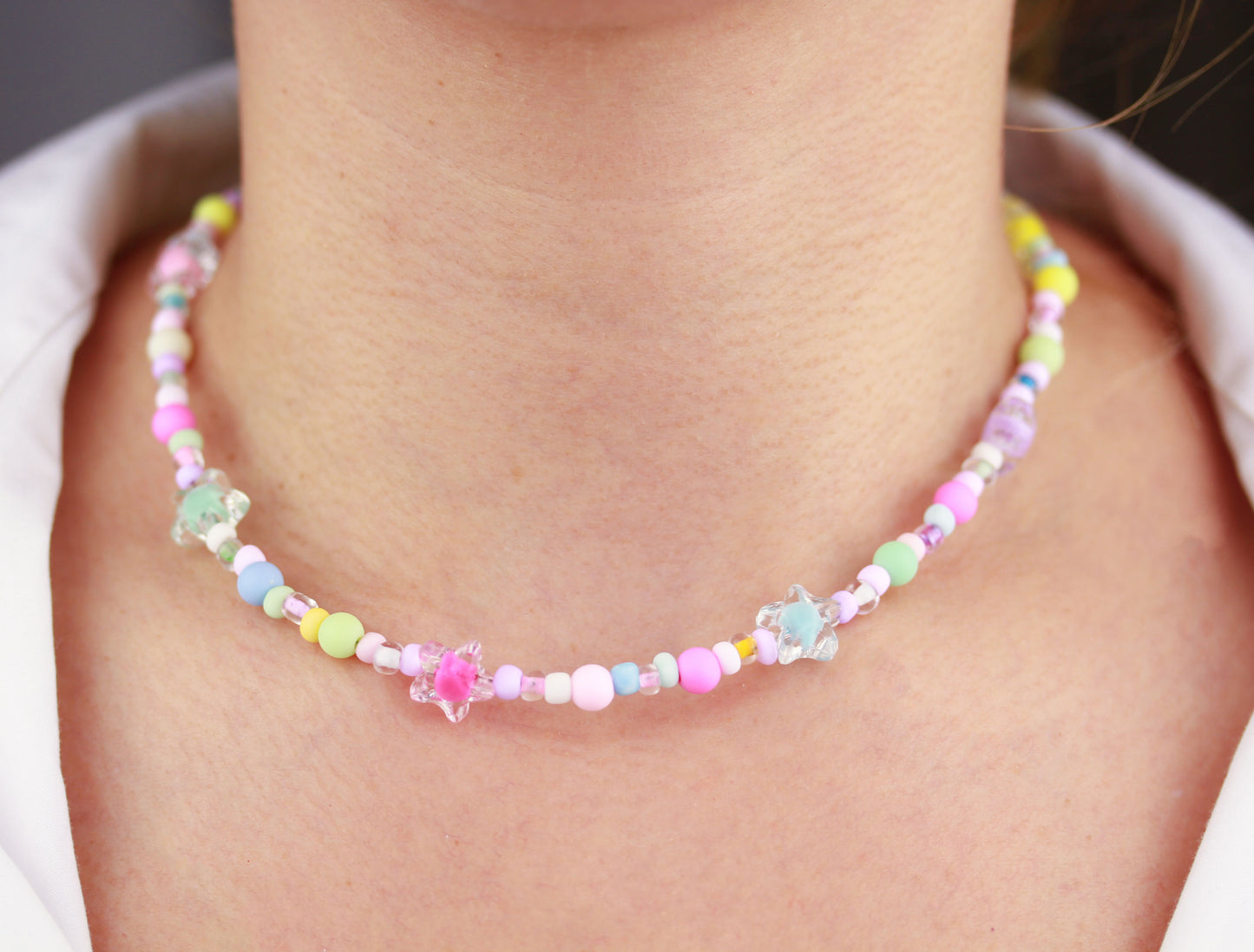 Bunte Sterne Perlenkette – Verspielte handgefertigte Perlenhalskette