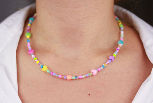 Bunte Herzchen Perlenkette – Handgefertigte süße Perlenhalskette