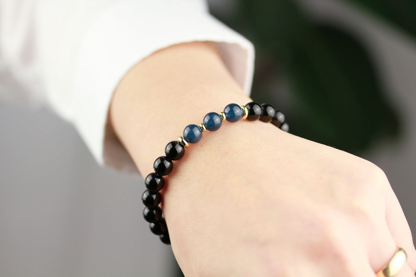 Schwarzer Achat & Saphir-Jade Armband – Handgefertigtes Natursteinarmband