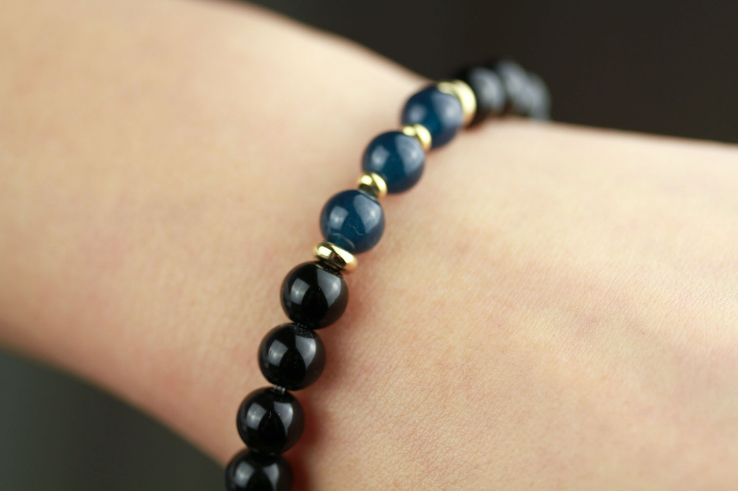 Schwarzer Achat & Saphir-Jade Armband – Handgefertigtes Natursteinarmband