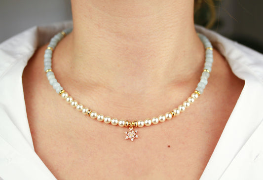 Aquamarin Perlenhalskette mit Schneeflocken-Anhänger – Handgefertigter Natursteinschmuck