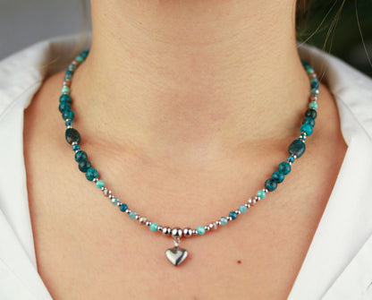 Grün-Türkise Naturstein Perlenhalskette mit Herzanhänger – Handgefertigt
