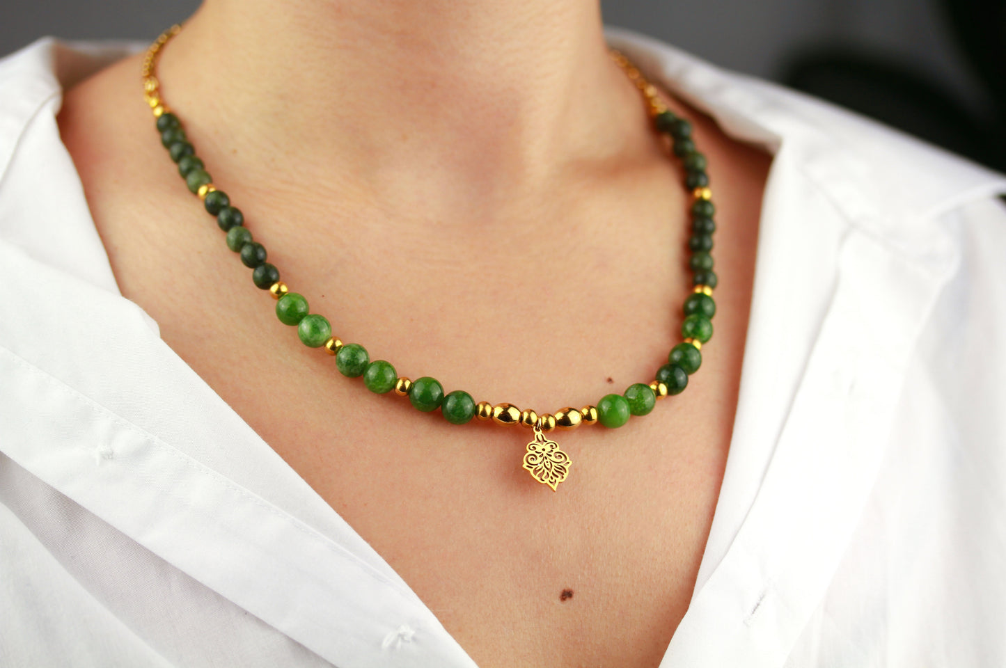 Grüne Serpentin Perlenkette mit Ornament-Anhänger – Handgefertigte Natursteinkette