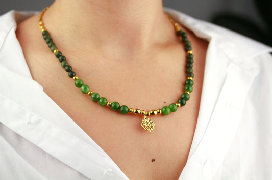 Grüne Serpentin Perlenkette mit Ornament-Anhänger – Handgefertigte Natursteinkette