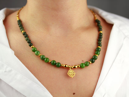 Grüne Serpentin Perlenkette mit Ornament-Anhänger – Handgefertigte Natursteinkette