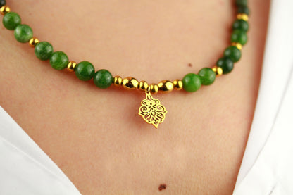Grüne Serpentin Perlenkette mit Ornament-Anhänger – Handgefertigte Natursteinkette