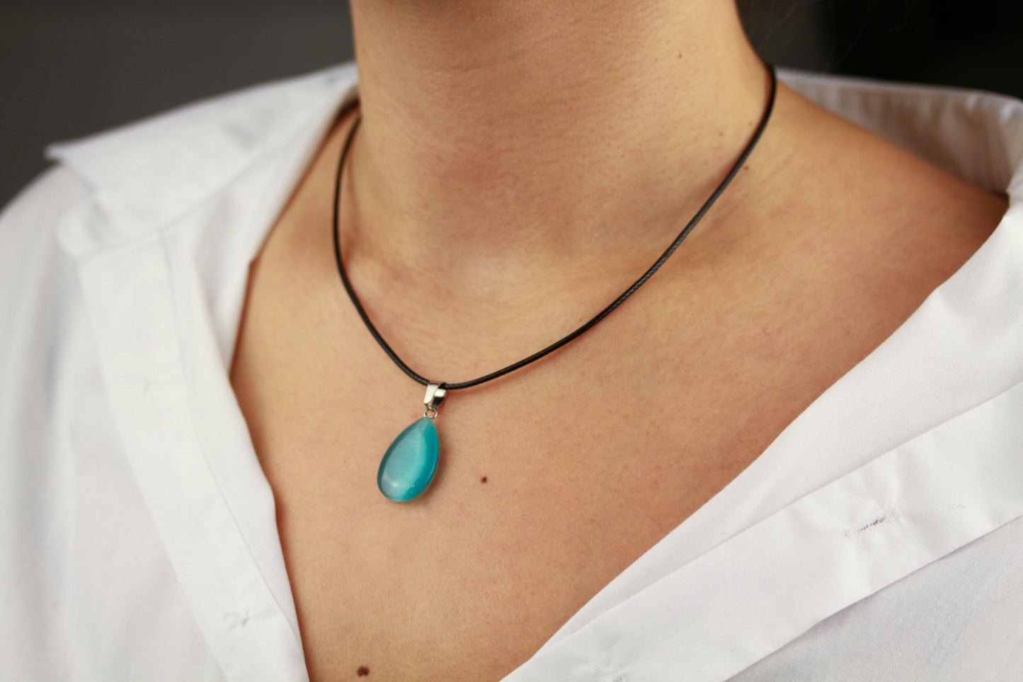 Türkis Schimmer Anhänger – Zarte Halskette mit funkelndem Charm