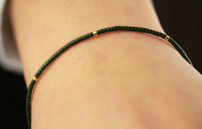 Grün-Goldenes Miyuki Perlenarmband – Filigranes Armband auf Seidenfaden | Handgemacht