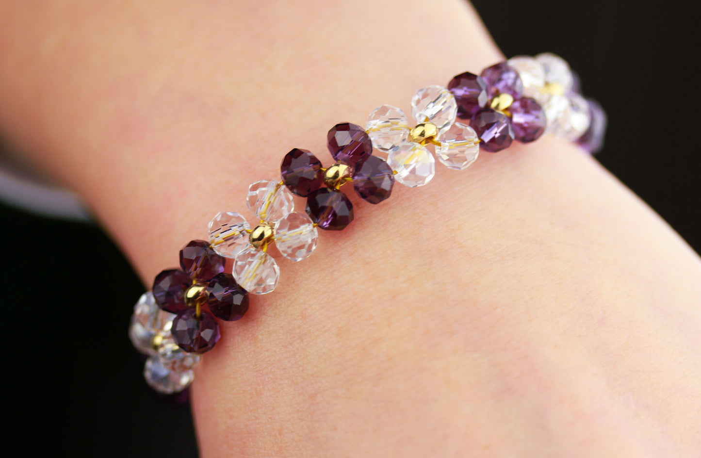Lila Kristall Blumenarmband – Handgefertigtes Perlenarmband mit Naturakzenten