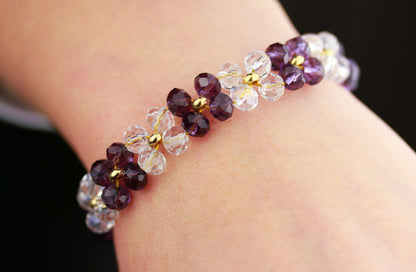 Lila Kristall Blumenarmband – Handgefertigtes Perlenarmband mit Naturakzenten