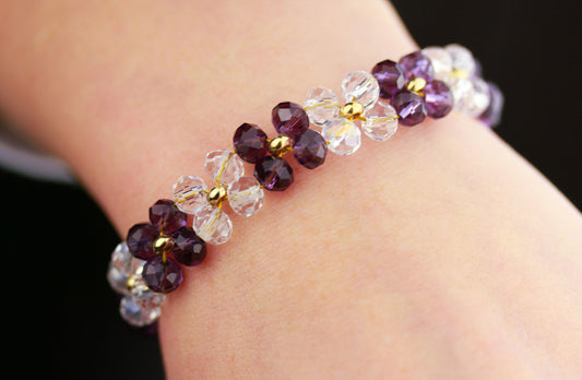 Lila Kristall Blumenarmband – Handgefertigtes Perlenarmband mit Naturakzenten
