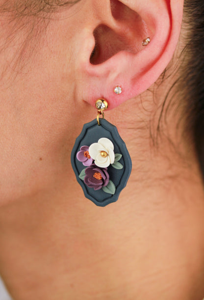 Midnight Bloom – Blaue Blumenwiese Ohrringe mit lila-weißen Blüten