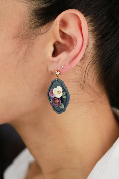 Midnight Bloom – Blaue Blumenwiese Ohrringe mit lila-weißen Blüten