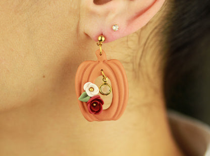 Herbstliche Kürbis-Blumen Ohrringe – Handgefertigte Polymer Clay Statement Ohrringe