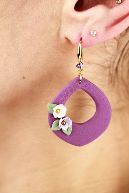 Purple Drop Blumen Hängeohrringe – Handgefertigte Polymer Clay Statement Ohrringe