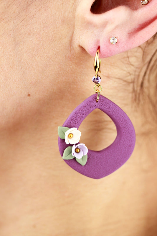 Purple Drop Blumen Hängeohrringe – Handgefertigte Polymer Clay Statement Ohrringe