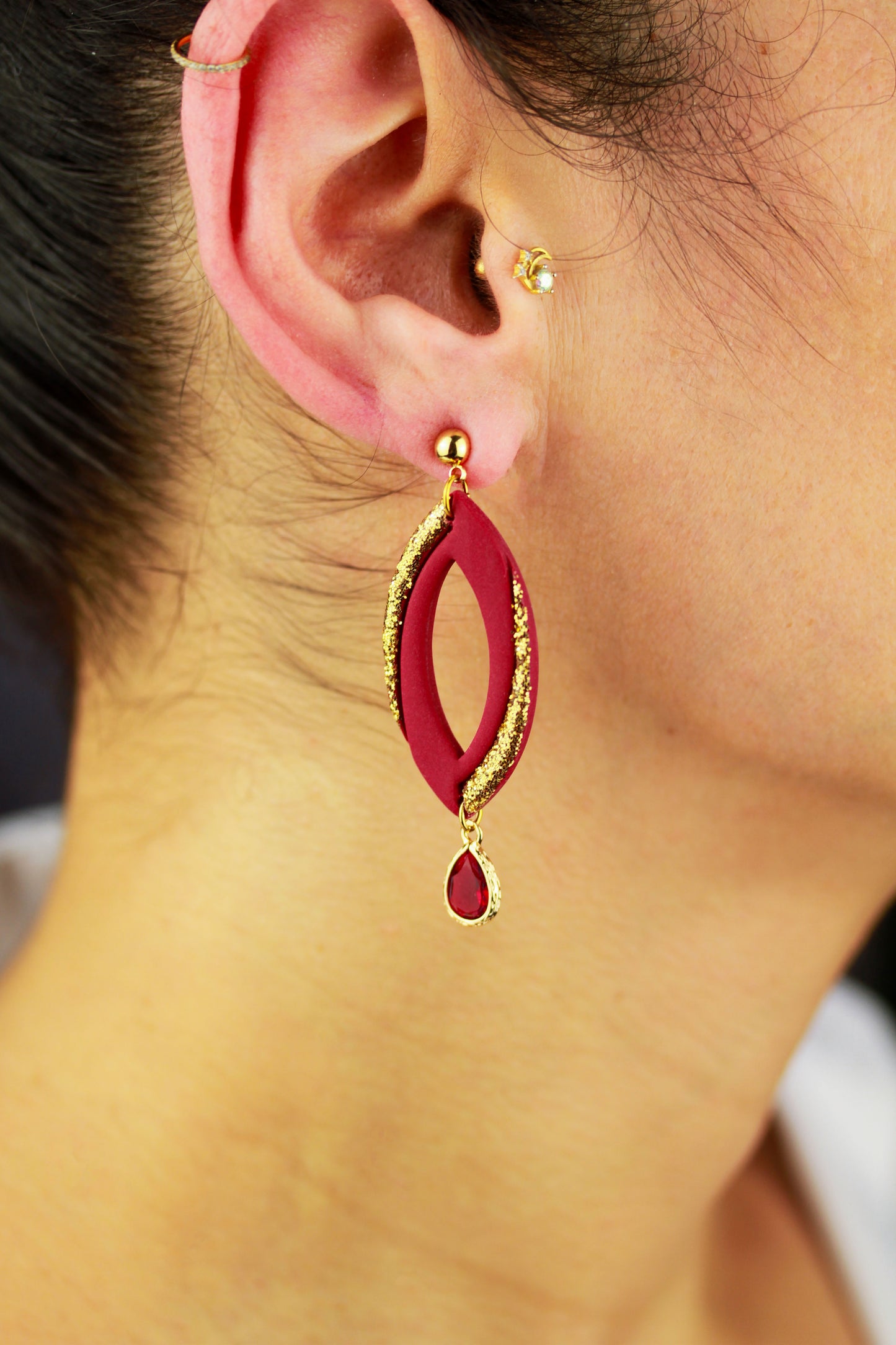 Elegante Rote Kristall Ohrringe – Handgefertigte Polymer Clay Statement