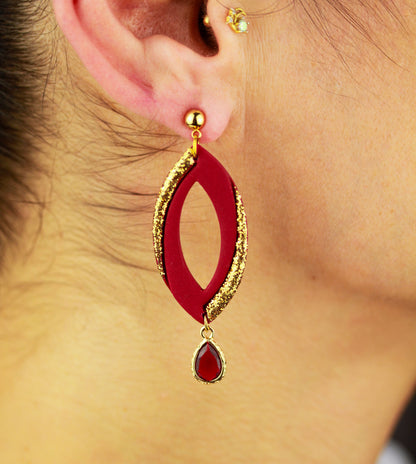 Elegante Rote Kristall Ohrringe – Handgefertigte Polymer Clay Statement
