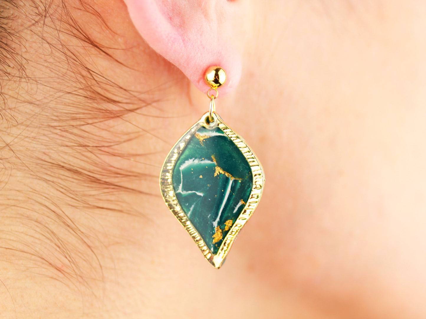 Grüne natursteininspirierte Statement Ohrringe – Kollektion Aureleaf | Handgemacht