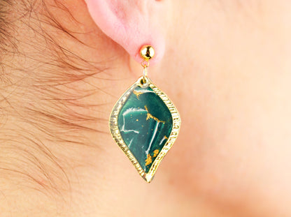 Grüne natursteininspirierte Statement Ohrringe – Kollektion Aureleaf | Handgemacht