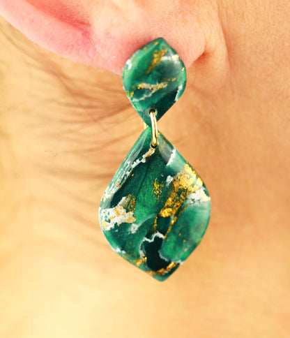 Grüne natursteininspirierte Statement Ohrringe – Kollektion Aureleaf | Handgemacht