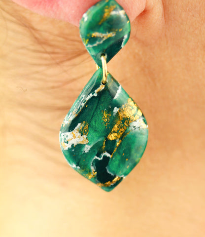 Grüne natursteininspirierte Statement Ohrringe – Kollektion Aureleaf | Handgemacht