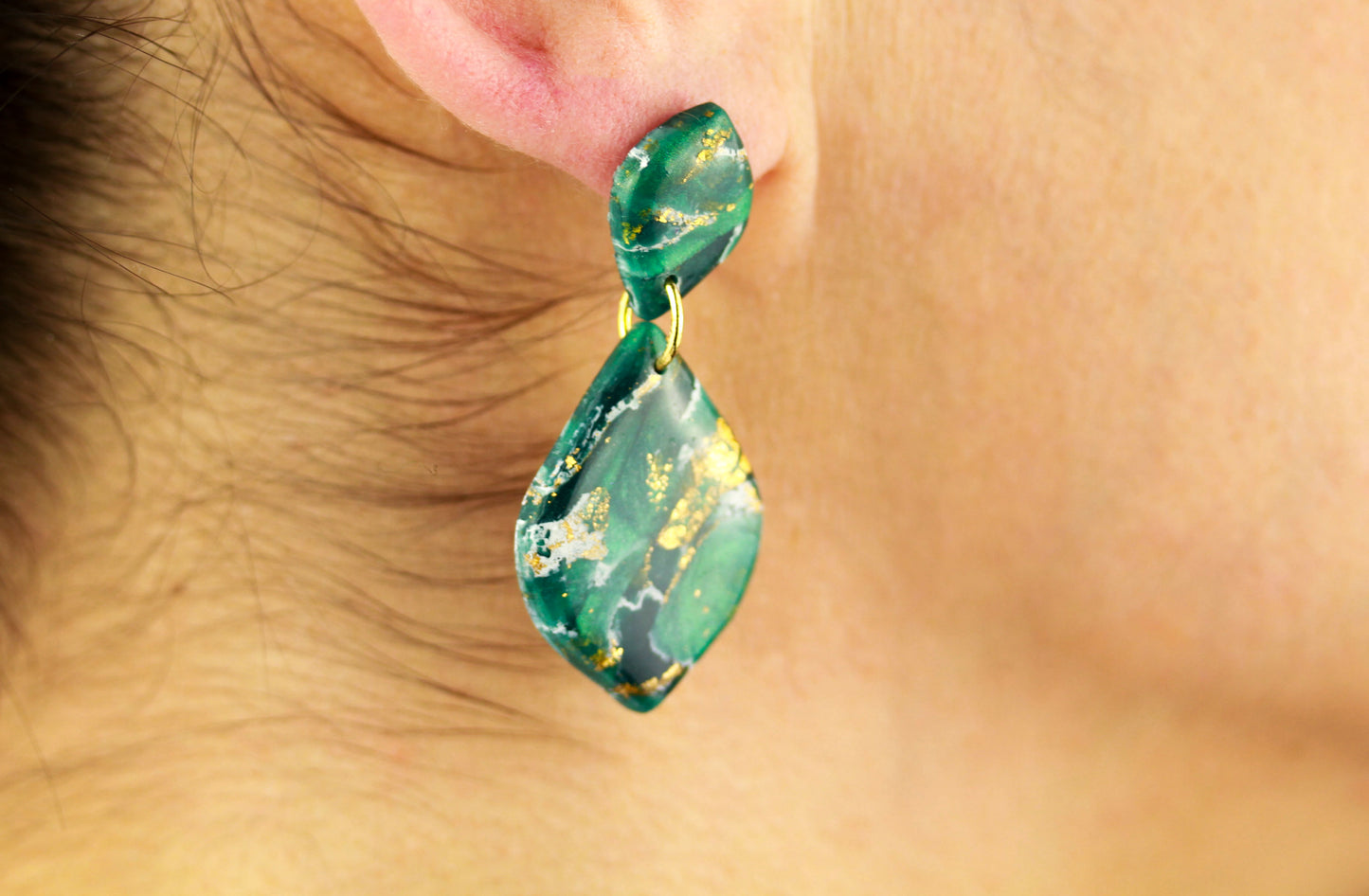 Grüne natursteininspirierte Statement Ohrringe – Kollektion Aureleaf | Handgemacht