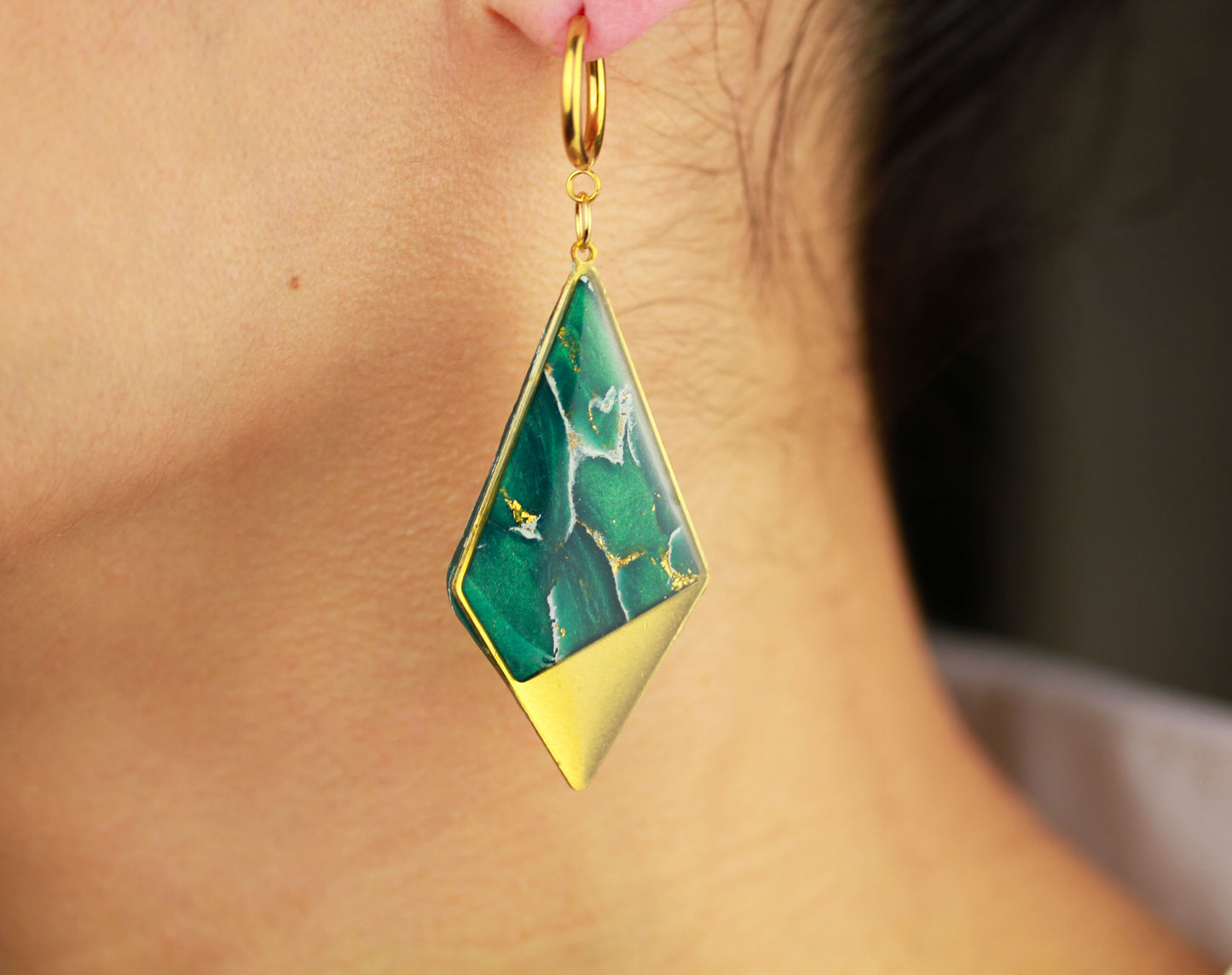 Grüne natursteininspirierte Statement Ohrringe – Kollektion Aureleaf | Handgemacht