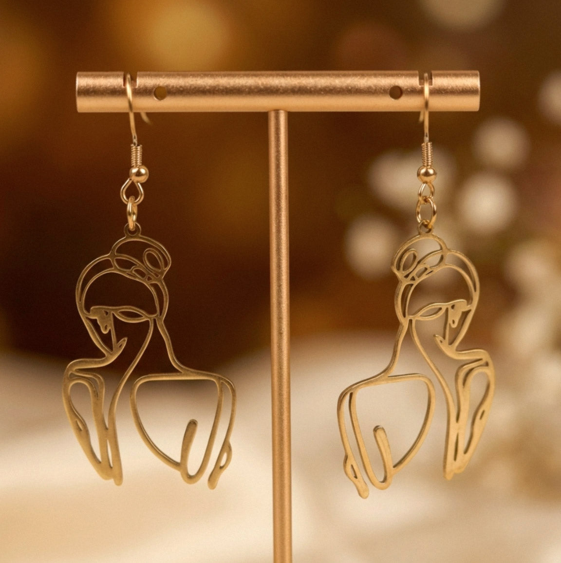 Auréline – Goldene Bodyline Ohrringe – Weibliche Körper Statement Ohrringe