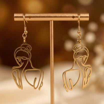 Auréline – Goldene Bodyline Ohrringe – Weibliche Körper Statement Ohrringe