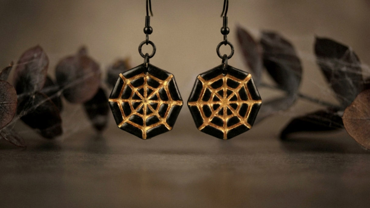 Gold-Schwarze Spinnennetz Ohrringe – Polymer Clay Statement | Halloween Edition