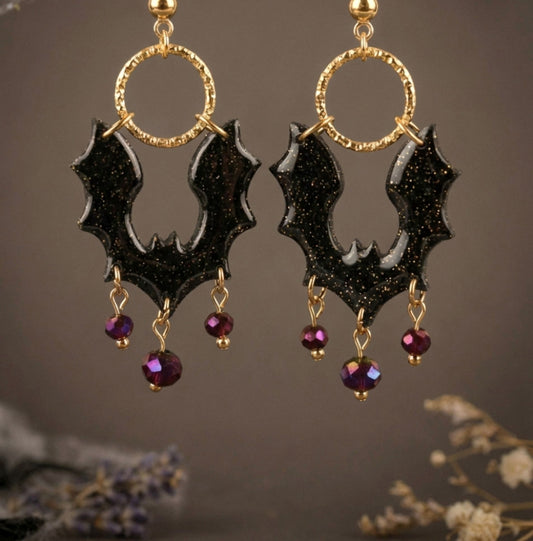 Fledermaus Ohrringe mit lila Kristallperlen – Polymer Clay Schmuck | Halloween Edition