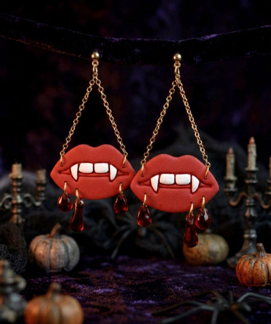 Blutige Lippen Ohrringe – Handgefertigte Horror Statement Ohrringe | Halloween Edition