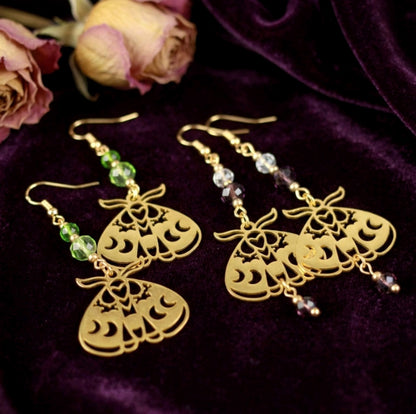 Goldene Motten Ohrringe mit Natursteinperlen – Statement Schmuck | Nocturne Kollektion