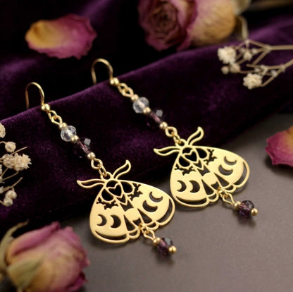 Goldene Motten Ohrringe mit Natursteinperlen – Statement Schmuck | Nocturne Kollektion