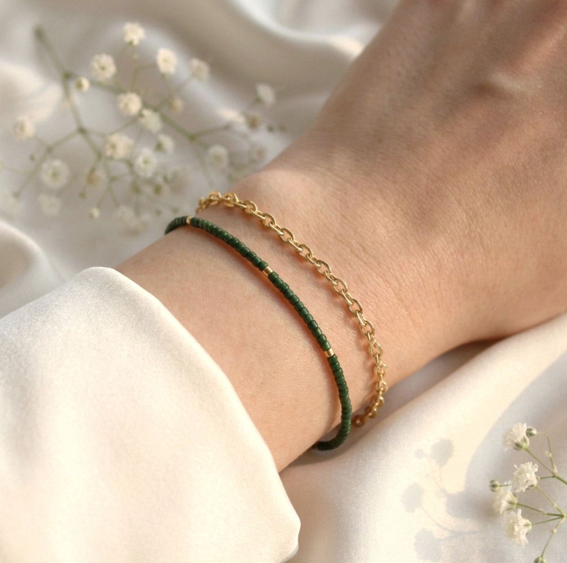 Grün Goldenes Miyuki Perlenarmband – Filigranes Armband auf Seidenfaden | Handgemacht