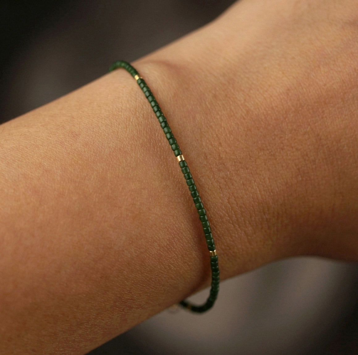 Grün Goldenes Miyuki Perlenarmband – Filigranes Armband auf Seidenfaden | Handgemacht