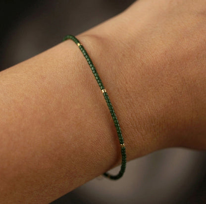 Grün Goldenes Miyuki Perlenarmband – Filigranes Armband auf Seidenfaden | Handgemacht