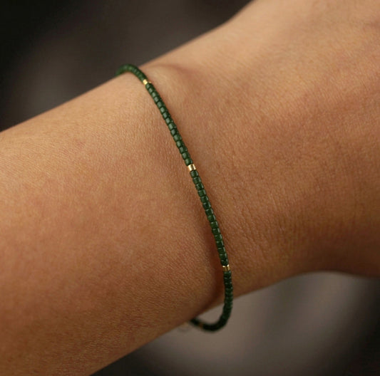 Grün Goldenes Miyuki Perlenarmband – Filigranes Armband auf Seidenfaden | Handgemacht