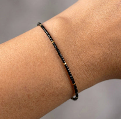 Schwarz-Goldenes Miyuki Armband – Filigranes Seidenfaden-Armband mit Schiebeperle