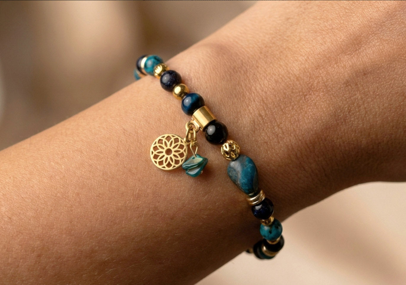 Armband aus blauem Apatit · Onyx – Handgefertigtes Perlenarmband