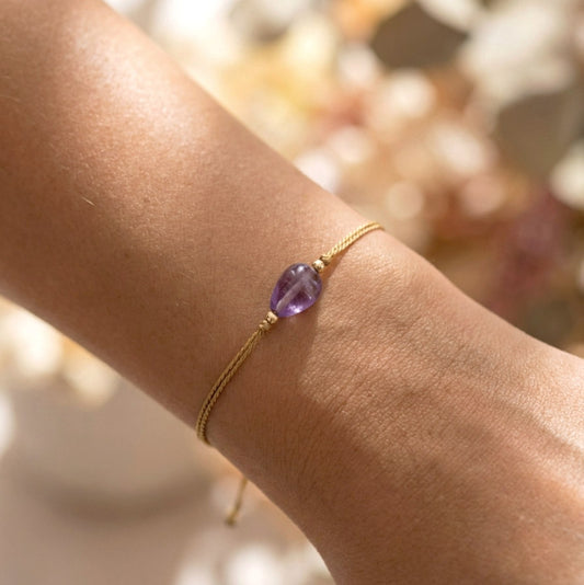 Amethyst Naturstein Armband auf Seidenfaden – Zartes handgefertigtes Perlenarmband