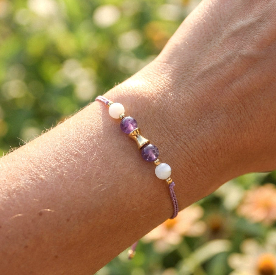 Amethyst & Muschelperle Armband mit goldenem Charm – Handgefertigtes Seidenfaden-Design