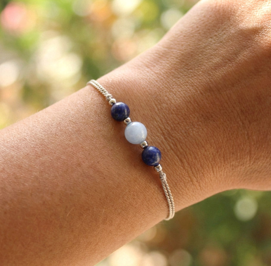 Blaues Naturstein-Armband auf Seidenfaden – Zartes handgefertigtes Perlenarmband