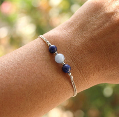 Blaues Naturstein-Armband auf Seidenfaden – Zartes handgefertigtes Perlenarmband